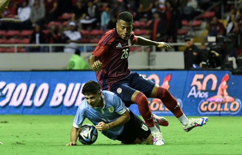 Josimar Alcócer de Costa Rica ante Leandro Suhr de la selección de Uruguay