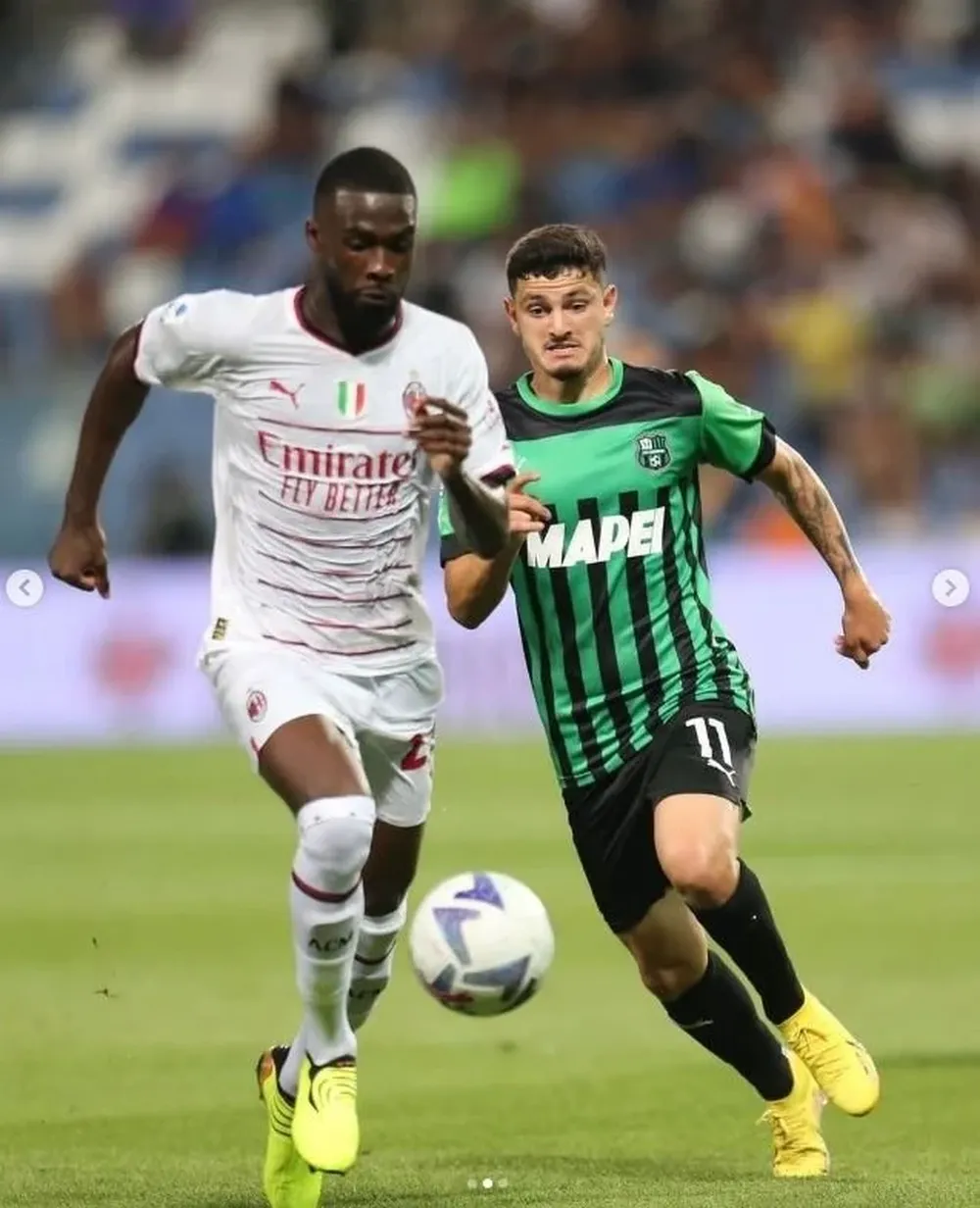 El Canario Álvarez jugando para Sassuolo ante Milan
