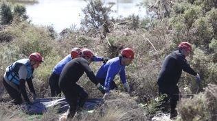 Momento en el que rescataron el cuerpo de Rubén Zalazar, el chofer que intentó ayudar a las nenas aún desaparecidas por la inundación