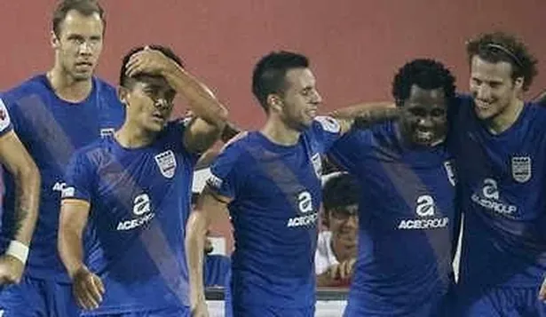 Krisztián Vadócz, el primero de la izquierda, junto a Diego Forlán en Mumbai City