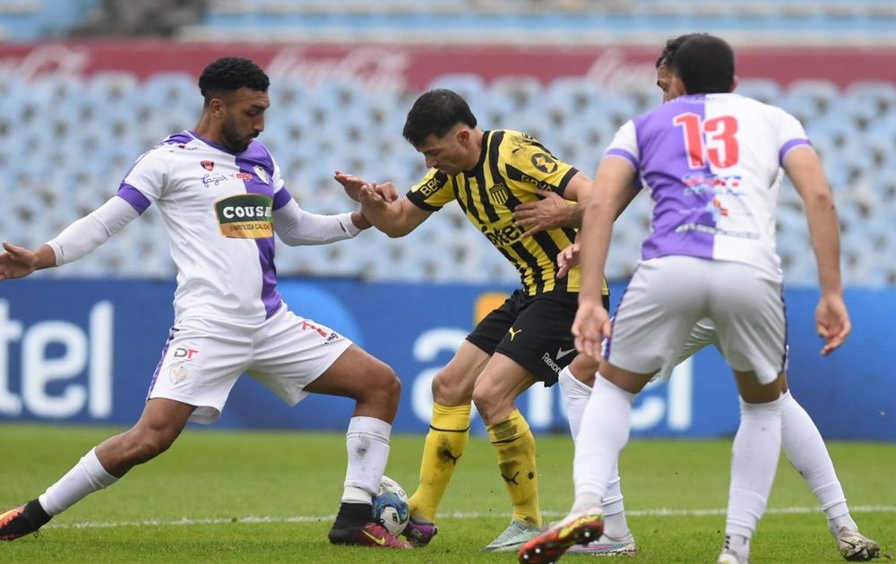 Wiston Fernández de Fénix ante Maximiliano Silvera de Peñarol