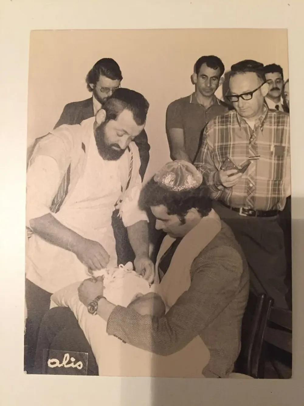 Wegbrait (de camisa a cuadros y con lentes) fue autorizado a asistir a la circuncisión de su hijo acompañado todo el tiempo por el oficial Ruben Sosa