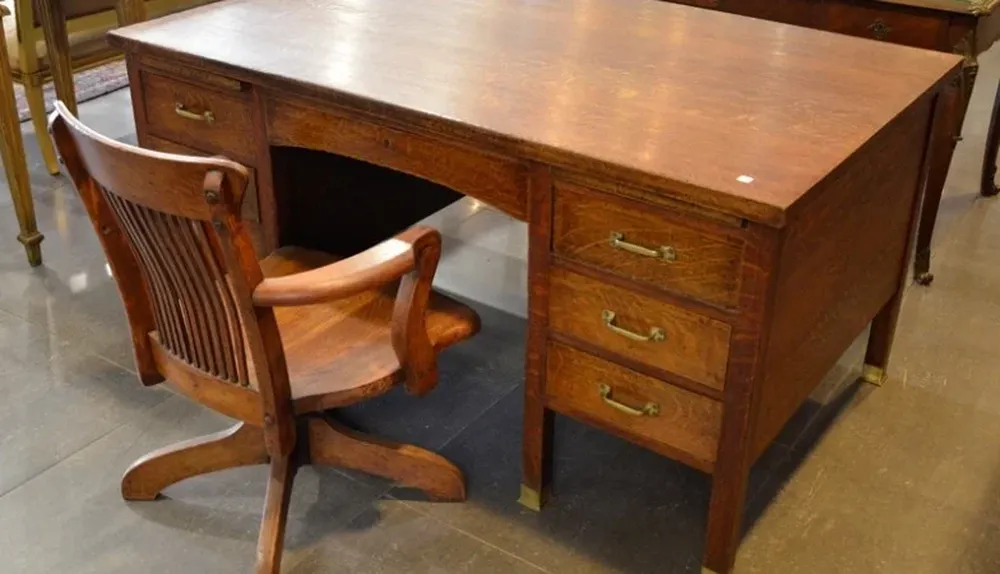 Escritorio ingles en madera de roble, raíz de nogal, marqueterie lineal y dibujos de “Leones”