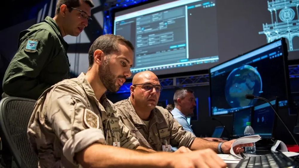 Efectivos del Ejército del Aire en el Centro de Operaciones de Vigilancia Espacial (COVE).