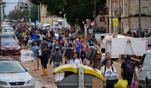 Vecinos desesperados y sin ayuda despejan las calles de Alfafar.