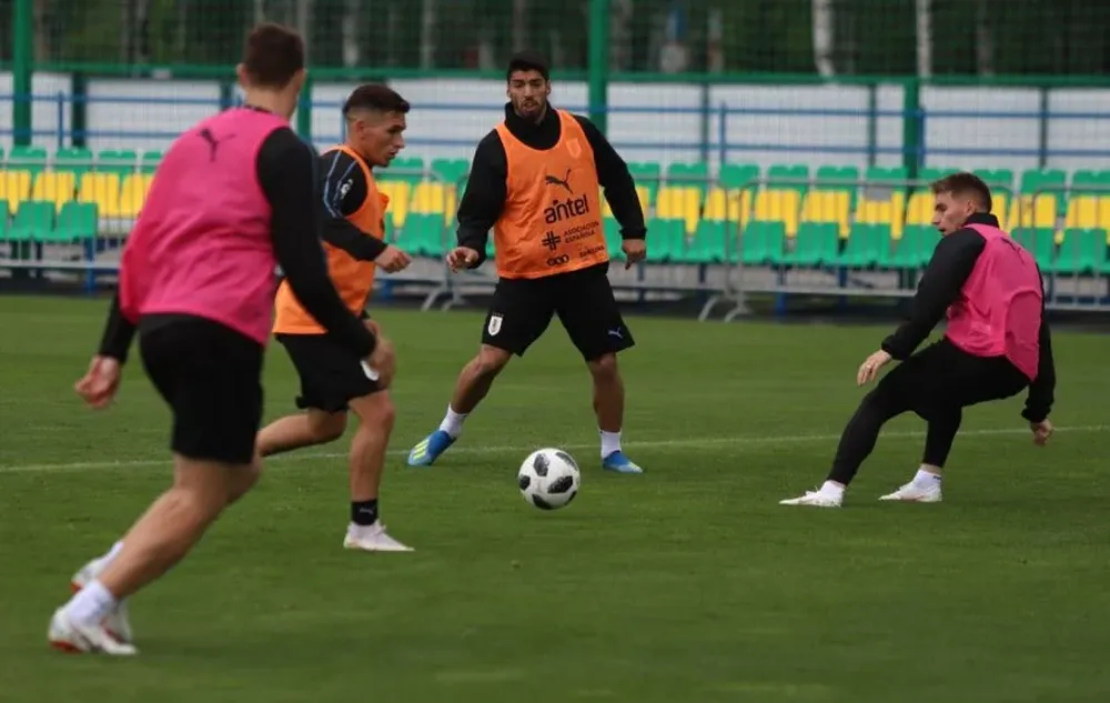 Lucas Torreira participando del entrenamiento celeste
