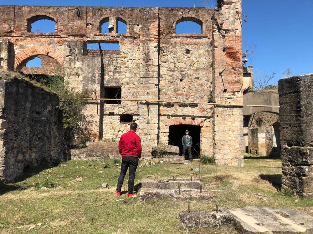 En 2011, Edelweiss Oliver y Mercedes Viana, impulsadas por el potencial histórico del lugar, decidieron comprar un viejo hotel del pueblo.