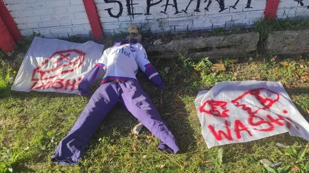 El muñeco que apareció en La Plata y los trapos en referencia a Washi