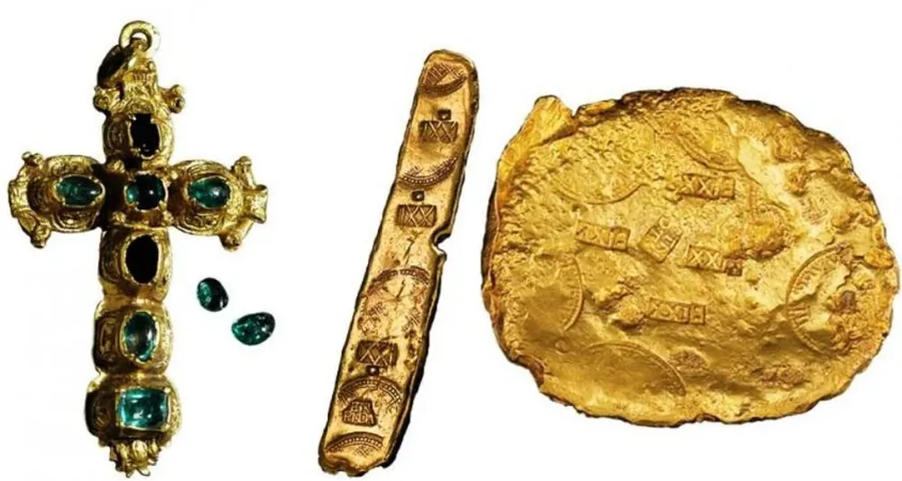 Algunos de los objetos que eran parte del tesoro subastado en Nueva York