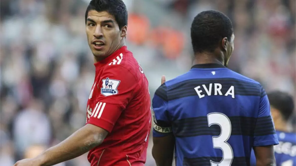 Luis Suárez y Patrice Evra