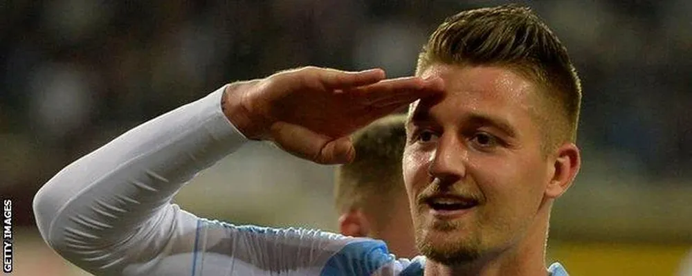 Apodado como nullEl Sargentonull, Milinkovic-Savic mide 1,93. Su madre fue una jugadora profesional de baloncesto.