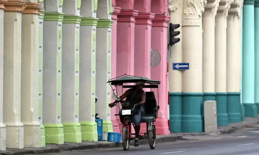 Un hombre maneja un bicitaxi en La Habana, Cuba