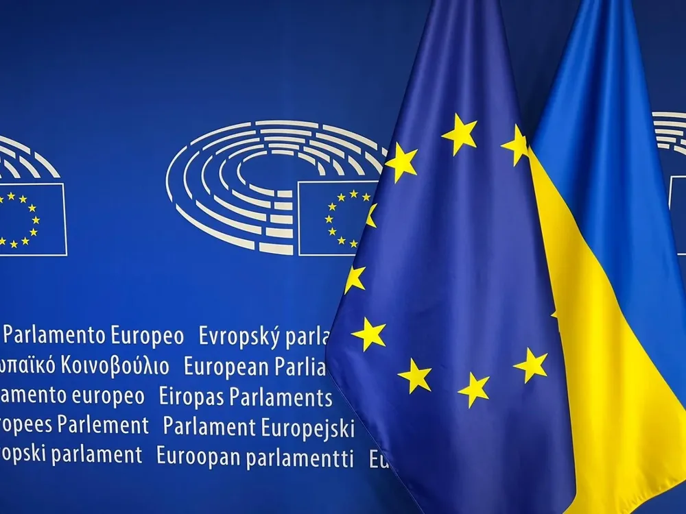 La bandera ucraniana junto a la de la UE en el Parlamento Europeo