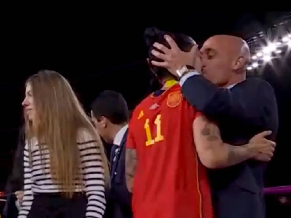 El polémico beso de Rubiales a Hermoso.