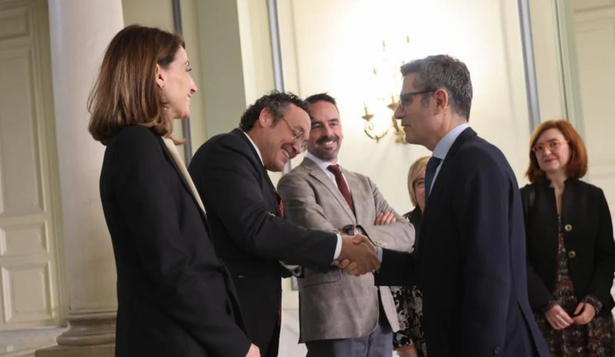 El fiscal general, Álvaro García Ortiz, saluda al ministro Félix Bolaños