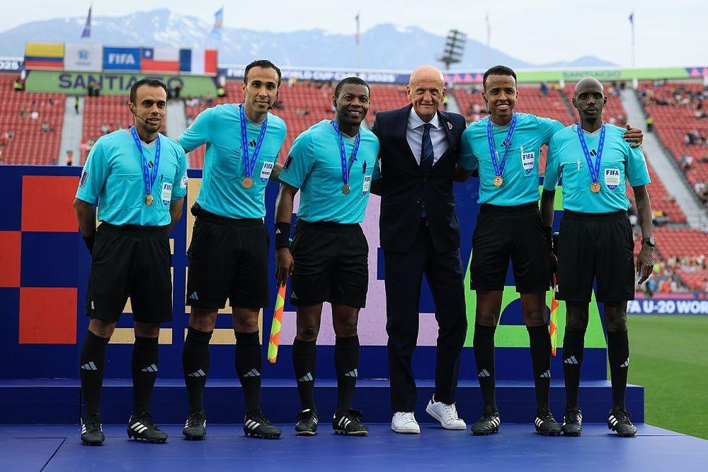 Artan (segundo a la der.) estaba programado a asistir a un centro de entrenamiento de árbitros dirigido por Pierluigi Collina (centro, con corbata).
