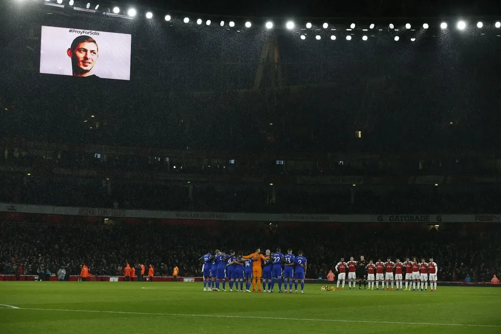 La imagen de Emiliano Sala en el partido entre Arsenal y Cardiff este martes