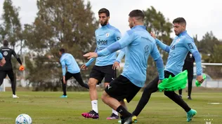 Un rato de fútbol entre Valverde, Nández y Bentancur