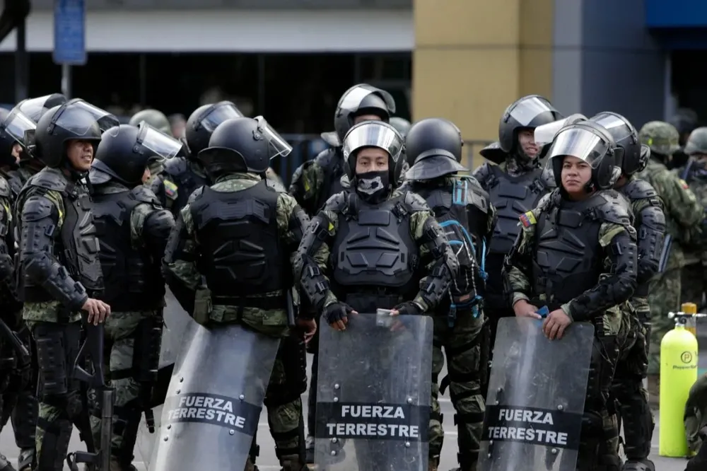 Foto de archivo. Protestas de la Confederación de Nacionalidades Indígenas en Ecuador por aumento de los combustibles y deuda de los indígenas con la banca