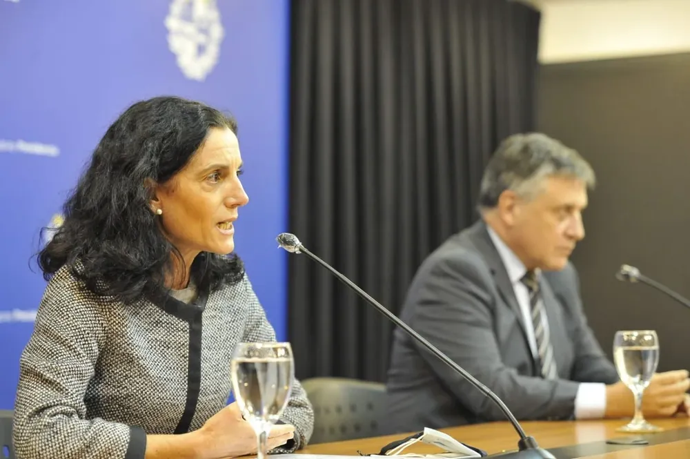 La ministra de Economía y Finanzas Azucena Arbeleche, y el ministro de Industria y Energía, Omar Paganini.