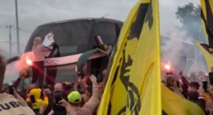 Ploteo de gallinas del ómnibus de Peñarol para provocar a Nacional&nbsp;