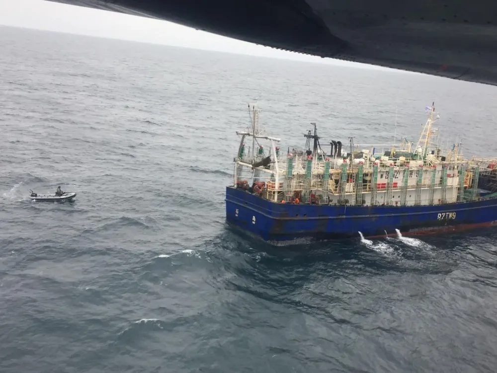 Fotos facilitadas por la Armada Nacional sobre la persecución al buque chino, acusado de pesca ilegal