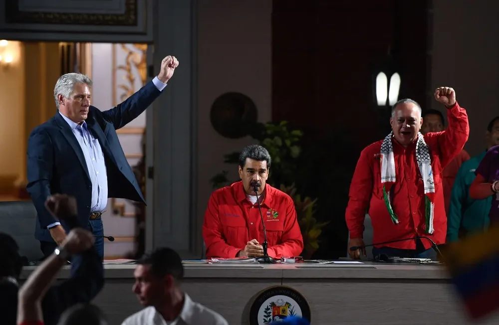 Nicolás Maduro, Diosdado Cabello y presidente de Cuba Miguel Díaz Canel, en la ceremonia de cierre del Foro de San Pablo