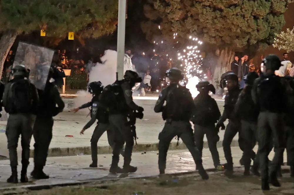 Israeli security forces clash with Palestinian protesters at the al-Aqsa mosque compound in Jerusalem, on May 7, 2021. Ahmad GHARABLI / AFP