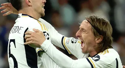 Federico Valverde recibe la felicitación de Luka Modric luego de su golazo para Real Madrid ante Manchester City