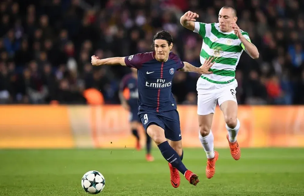 Edinson Cavani y Scott Brown