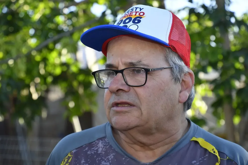 Gustavo Torena, conocido como el Pato Celeste, en una recorrida con su Lista 906