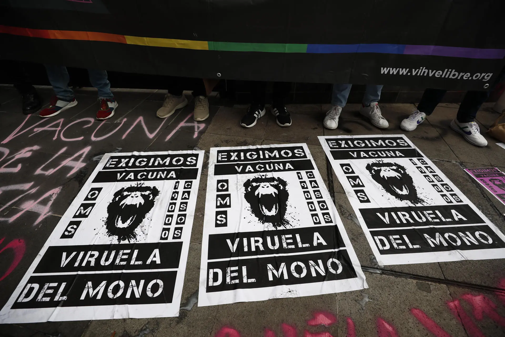 Un grupo de personas se manifiestan para exigir vacunas contra MPOX, en una imagen de archivo
