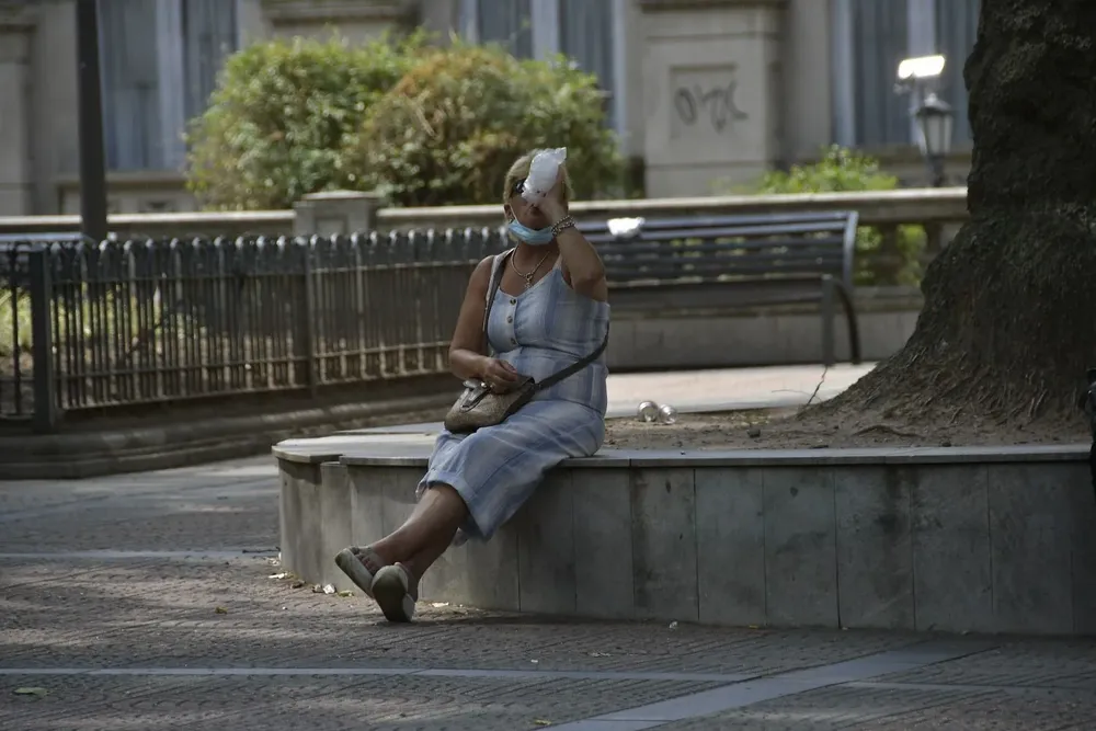 El Sinae recomienda beber agua en abundancia, aunque no se tenga sed y no consumir bebidas alcohólicas