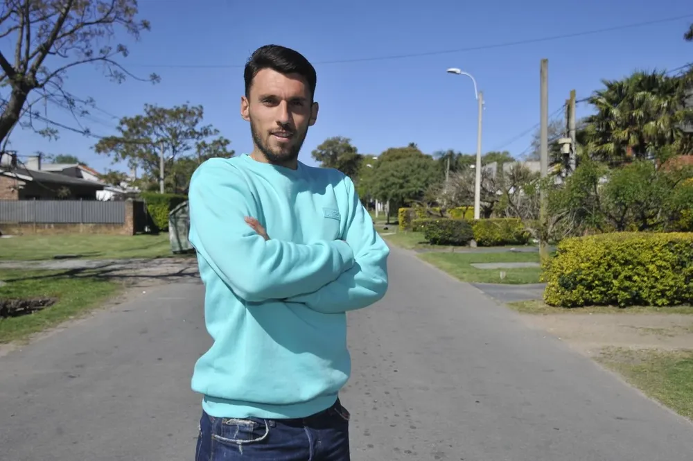 Mide 1,86 m y tiene 26 años