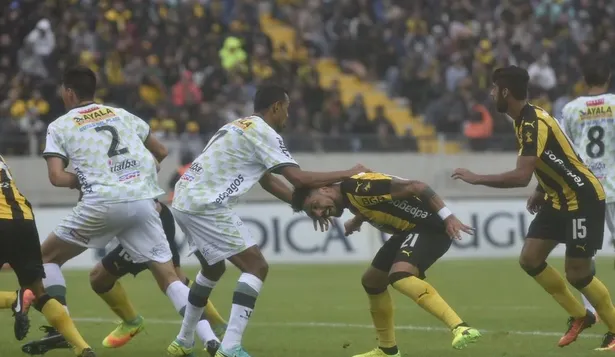 Ramón Arias pelea en el área