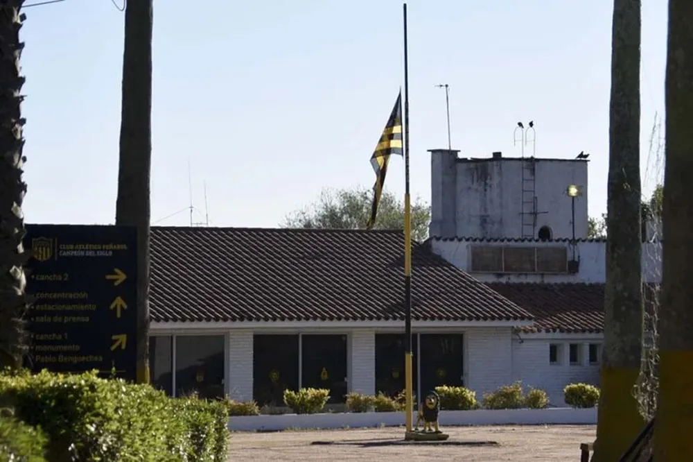 La bandera de Peñarol en Los Aromos a media asta ayer de tarde, en un fin de semana de duelo.