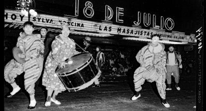 Agrupación carnavalesca en desfile por Avenida 18 de Julio, febrero de 1964.