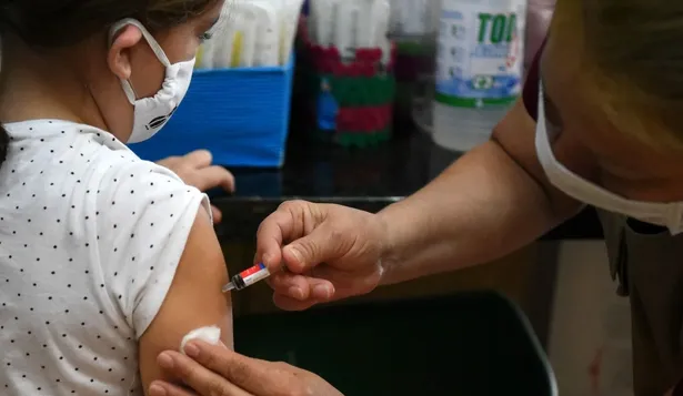 En caso de aprobarse la vacunación a niños en Uruguay, no será obligatoria, según las autoridades