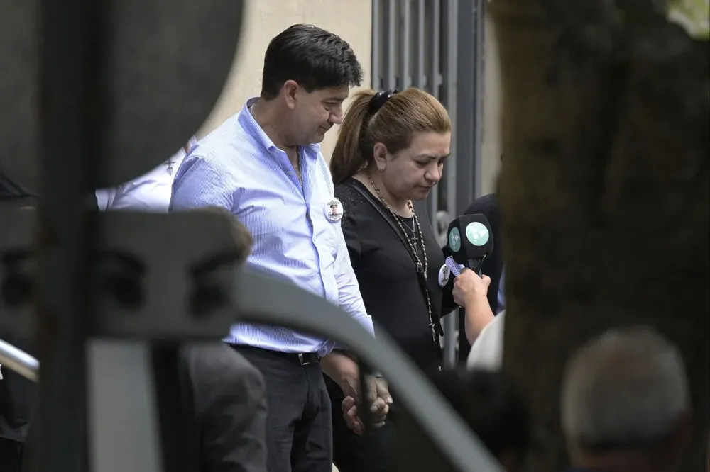 Silvino Báez y Graciela Sosa abandonan la corte luego de la condena a los ocho rugbiers