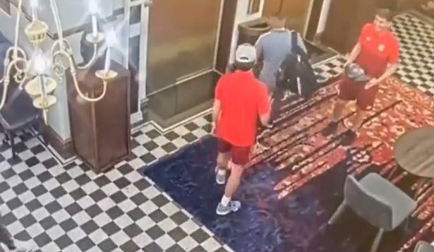 Video: jugadores de Toluca se pusieron a jugar con un jarrón de US$ 12.000 y ¡lo hicieron añicos!