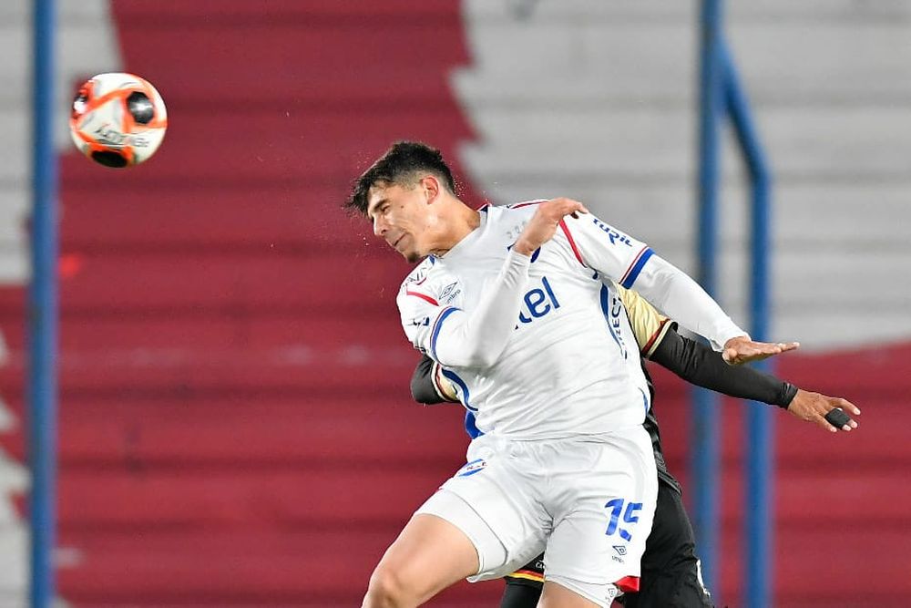 Paolo Calione de Nacional ante Progreso por el Torneo Clausura