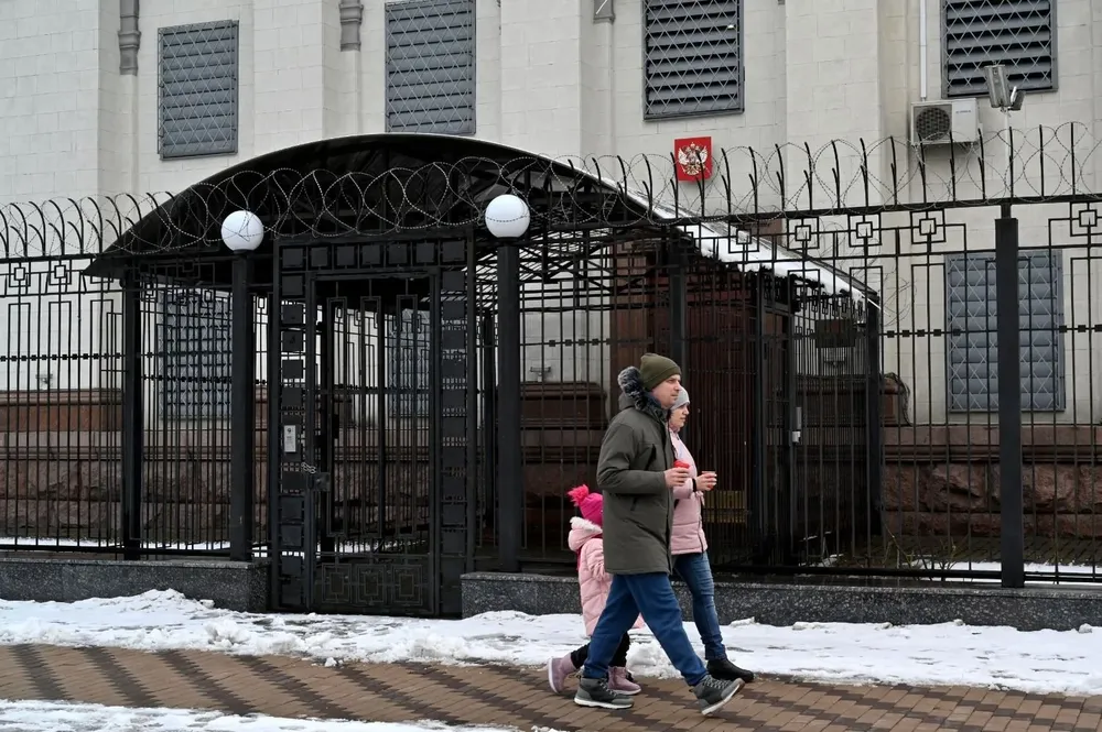 Personas caminan frente a la embajada rusa en Kiev.