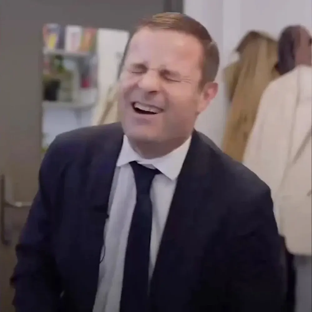 Diputados prueban un simulador de dolores menstruales