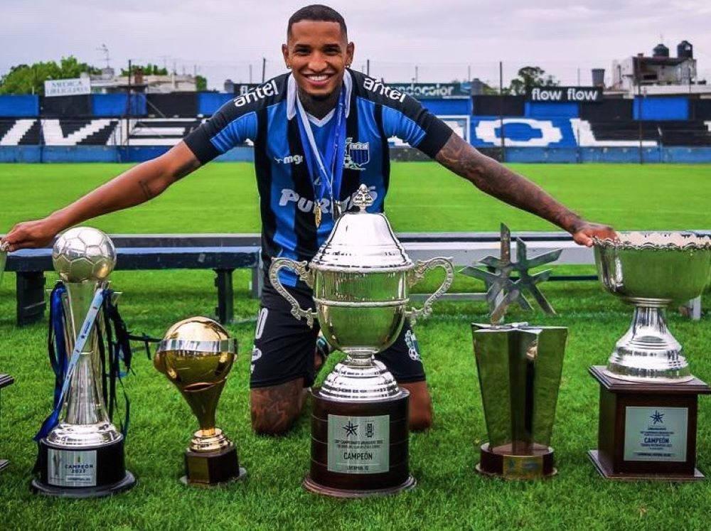 Juan Izquierdo y una temporada llena de títulos con Liverpool; fue en 2023