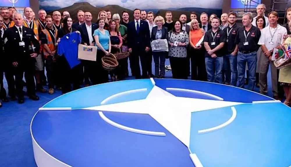 David Cameron antes de la cumbre en la OTAN