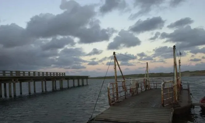 Balsa en la Laguna Garzón que permite el cruce desde José Ignacio. Límite departamental, Maldonado - Rocha.