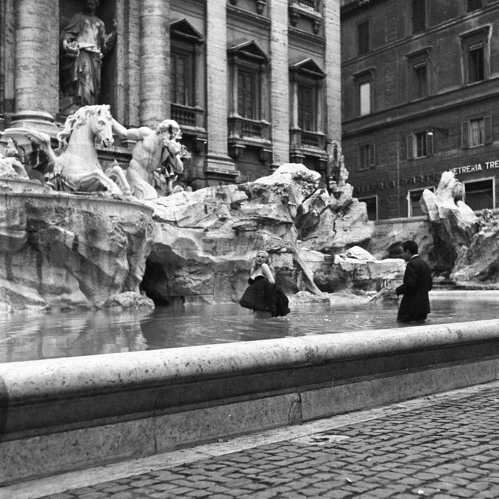 Marcello Mastroianni y Anita Ekberg rodaron una recordada escena de "La dolce vita" en la Fontana di Trevi en 1959.