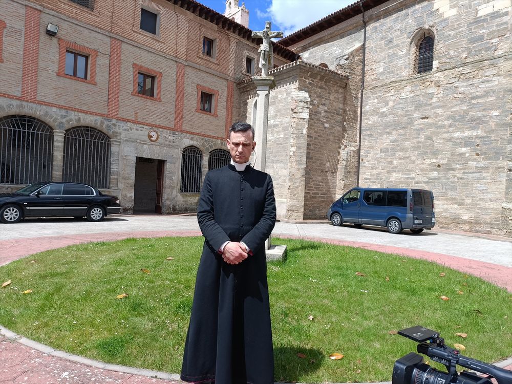 El portavoz de las monjas Clarisas de Belorado, José Ceacero, comparece ante los medios de comunicación, en el Convento de Belorado, a 15 de mayo de 2024, en Belorado, Burgos, Castilla y León