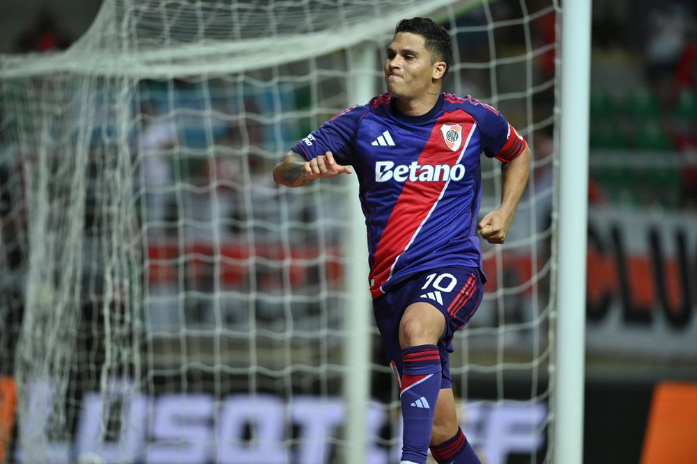 Juanfer Quintero celebra el gol con el que River Plate venció a Ciudad Bolivar