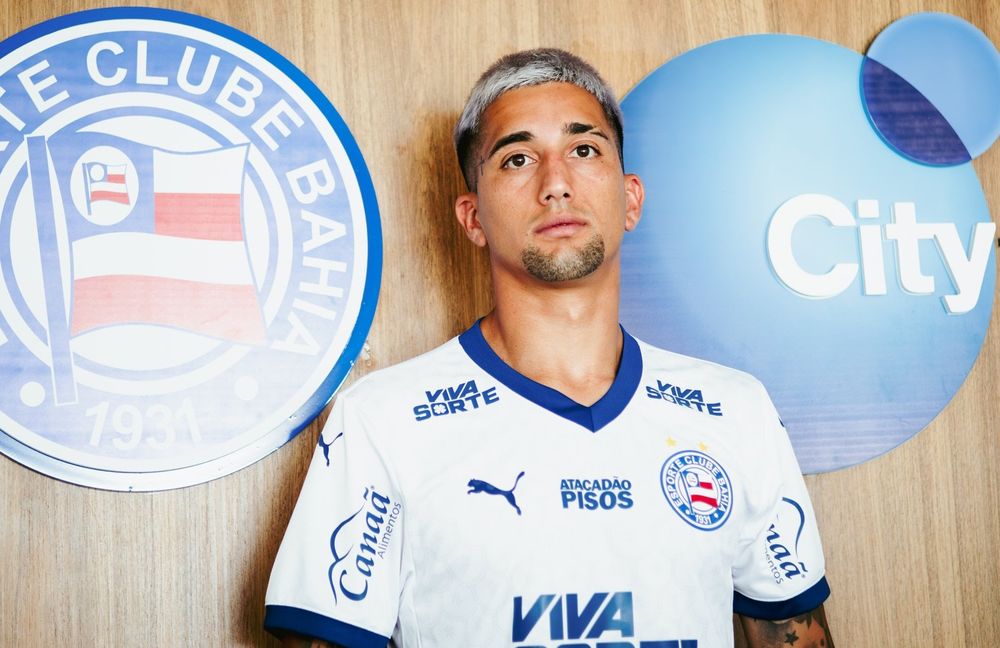 Cristian Kike Olivera con la camiseta del Bahía